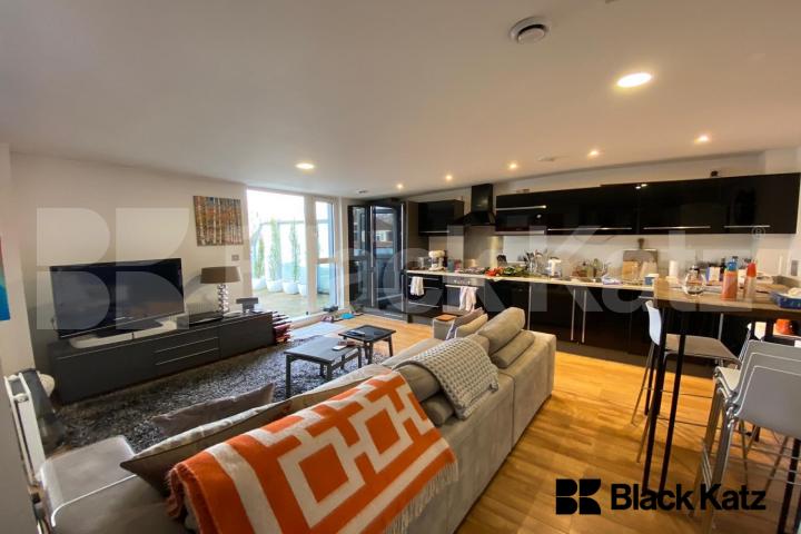 Decorated to the highest of standards, stunning two bedroomed Penthouse  Sharpley Court Pocock Street, Southwark / London Bridge  